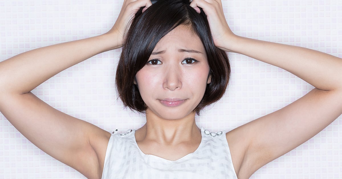 頭を抱える女性